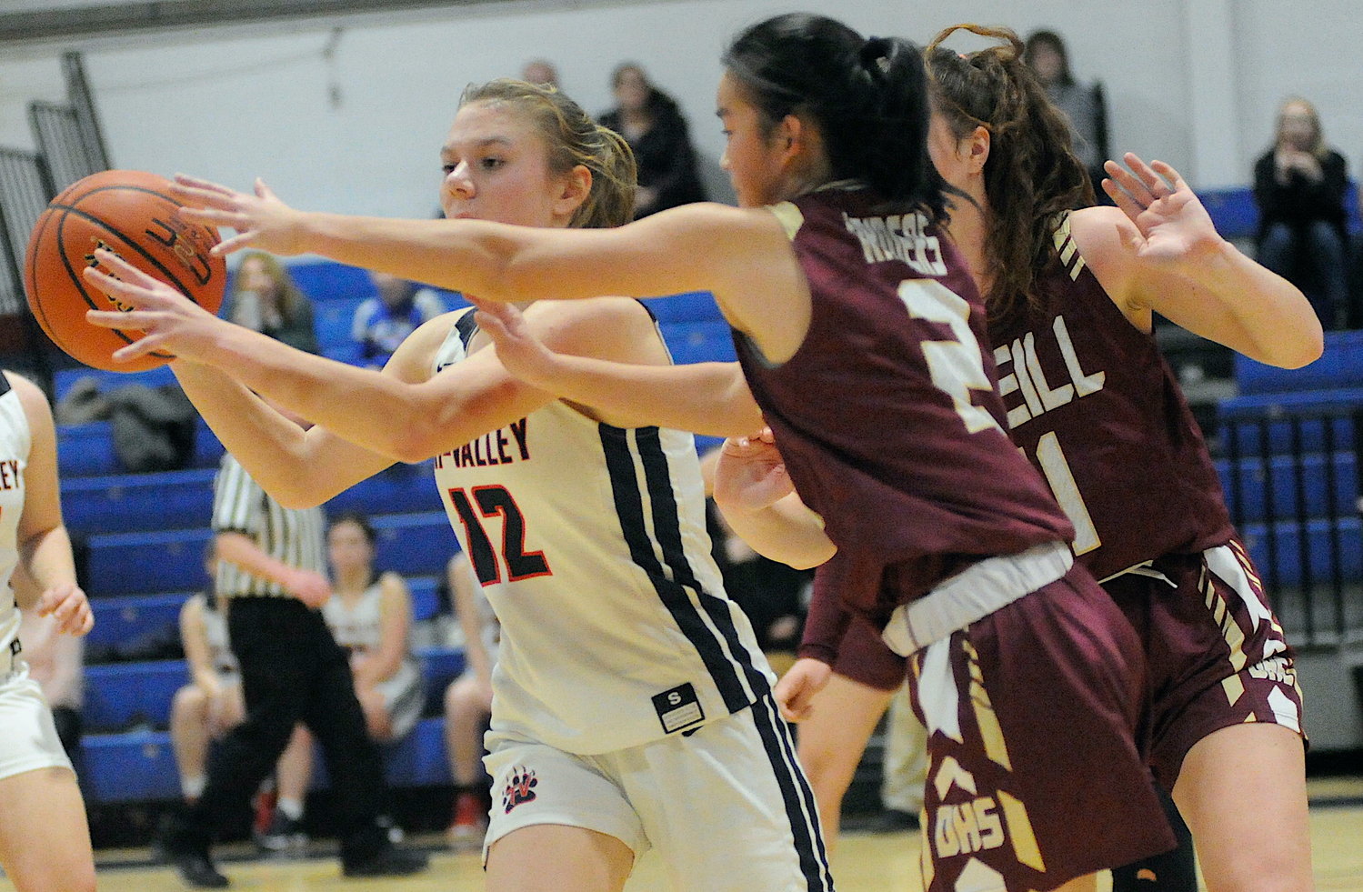 Long reach. Tri-Valley’s Mackenzie Closs vies with Adah Spain and Daisy West of O’Neill...
